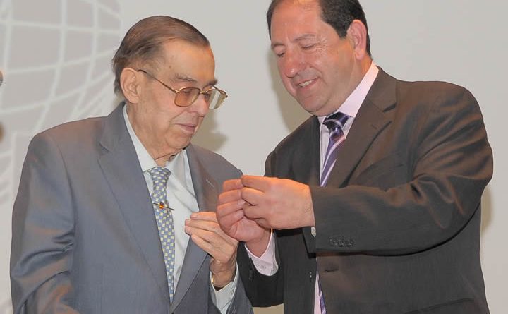 Insignia de oro para Piñero