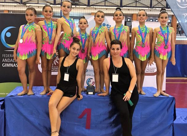 GIMNASTAS PRE MINI ALMUÑECAR ORO CON MONITORAS Y TROFEO 17 2 610x450
