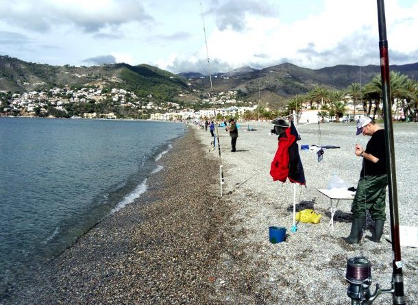 PESCADORES EN EL CERTAMEN EN PLAYA LA HERRADURA 16 610x450