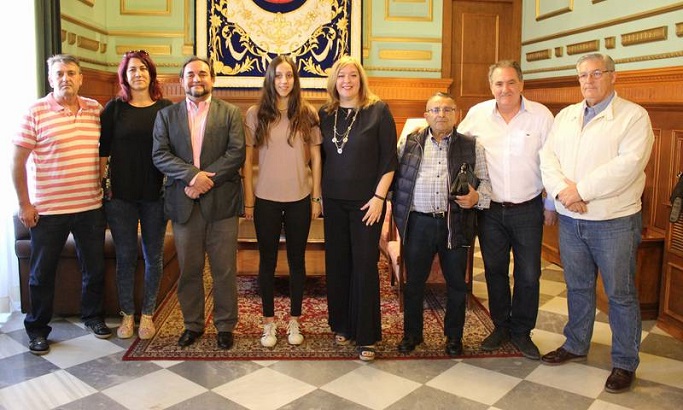 Tamara Frias recibiendo el reconocimiento del Ayuntamiento de Motril 2b801bf846