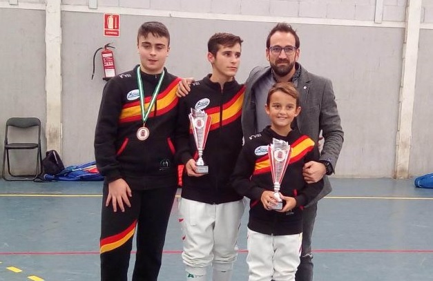 De izq. a dcha. José Manuel, Pablo y Samuel con su maestro