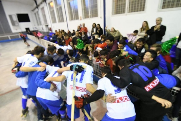 Tras la victoria, se hizo la tradicional piña con los niños que vieron el partido.