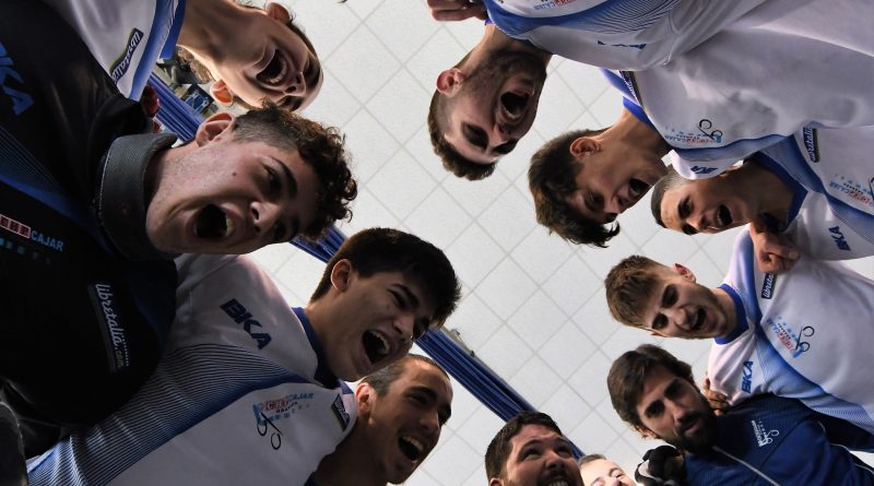 El primer equipo se congratula tras la victoria