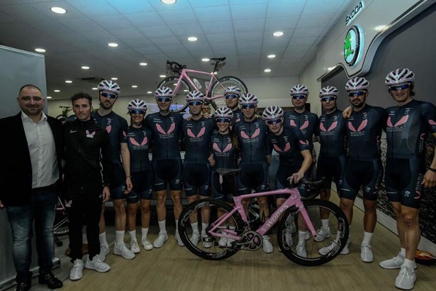 Manuel Calvente (segundo por la izquierda) posa junto al empresario Francisco Huertas y a sus pupilos del equipo Manuela Fundación