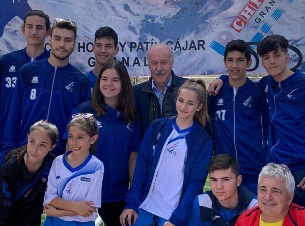 Don Vicente del Bosque con jugadores del Patín Cájar