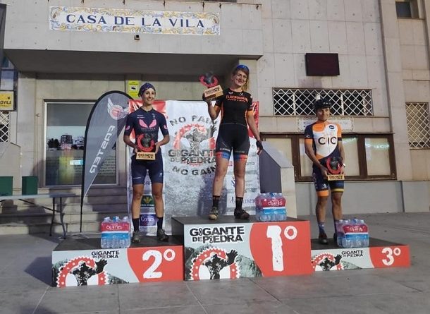 ESTEFANIA GAMEZ (IZQUIERDA) RECOGE SU PREMIO COMO SEGUNDA CLASIFICADA