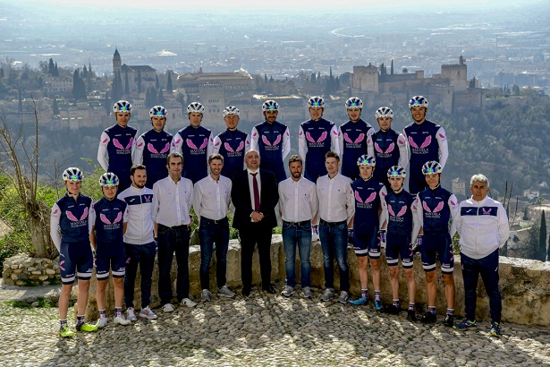 FOTO EQUIPO MANUELA FUNDACION CICLISMO