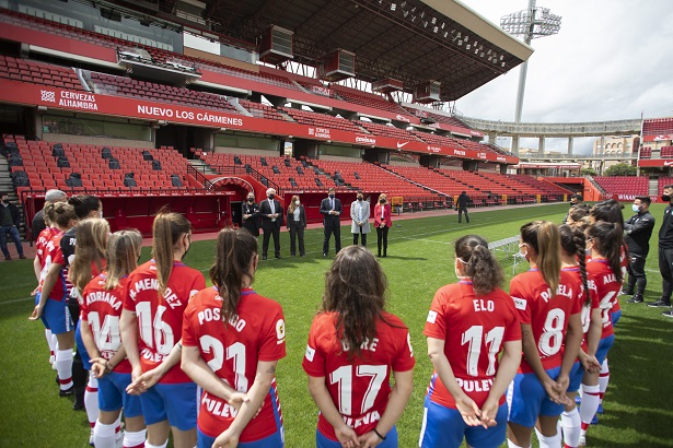 Visita del Alcalde de Granada al Granada CF Femenino en el estadio de Los Carmenes